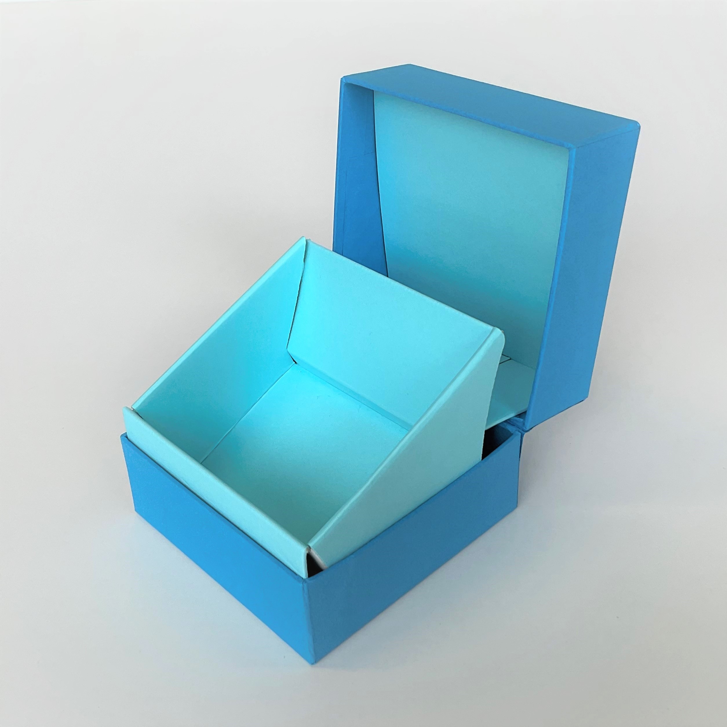 内箱がせり上がるディスプレイボックス　