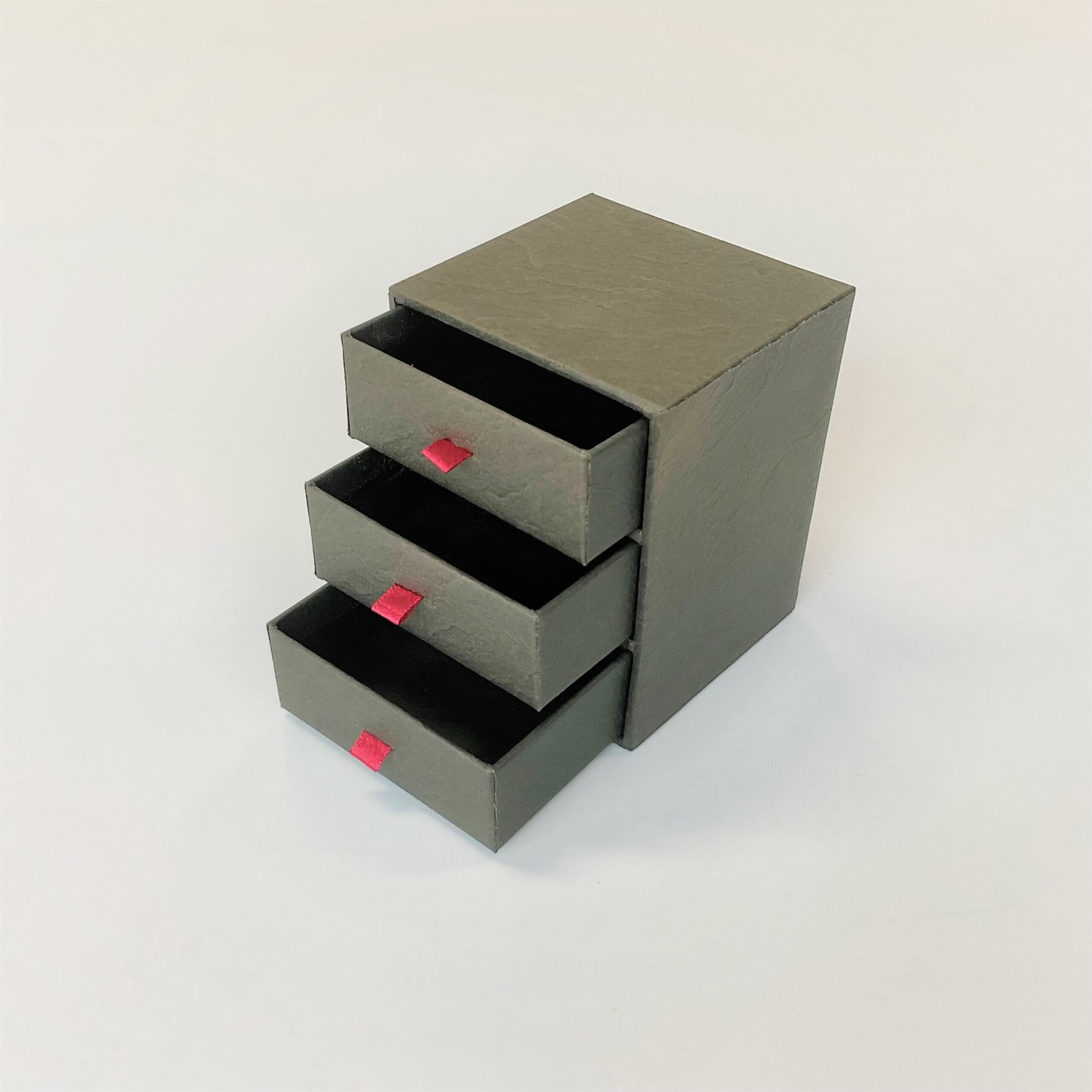 ３段の引き出しタンスのような貼り箱　ギフトボックス