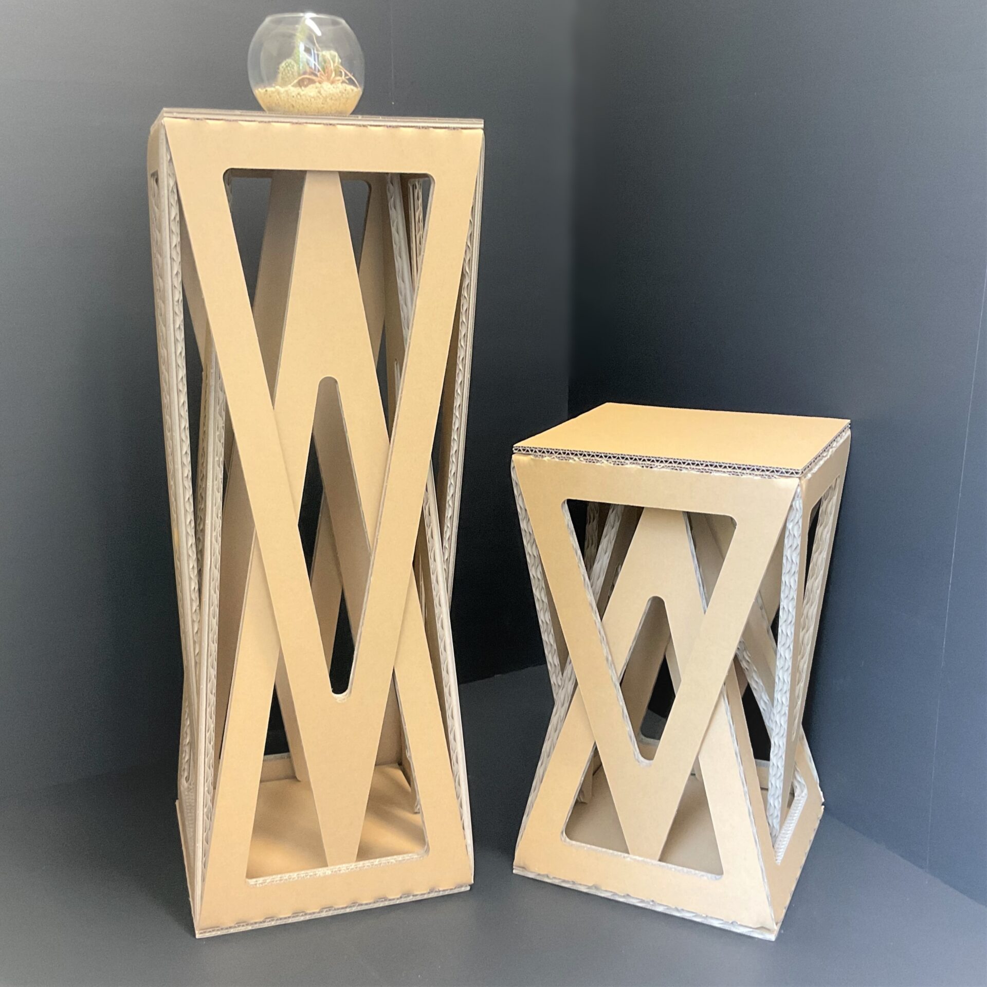 デザイン性のあるダンボール製展示台