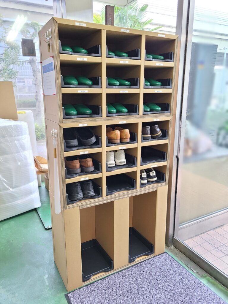 ダンボールでできた下駄箱