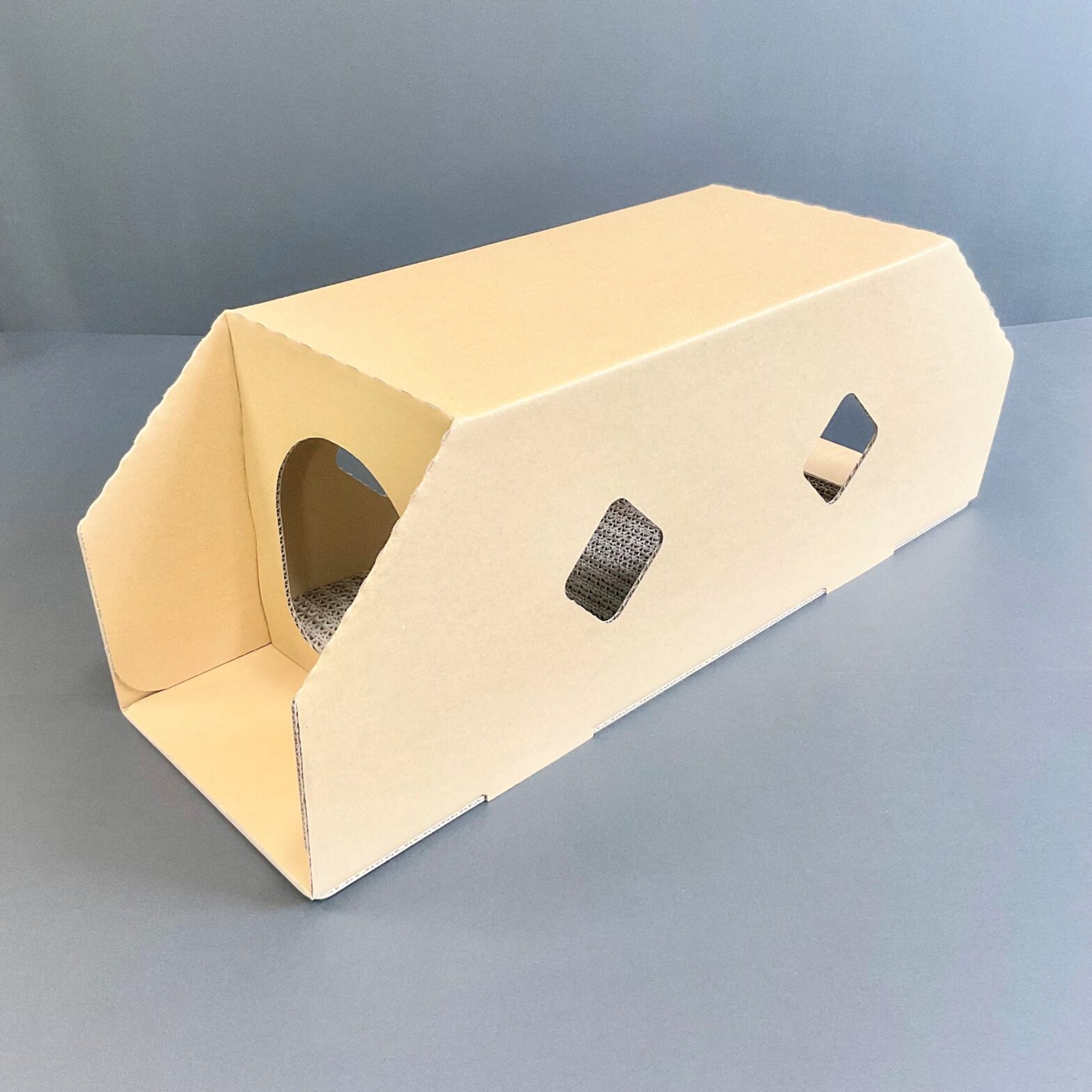 段ボール製爪とぎ付きの猫用ハウス