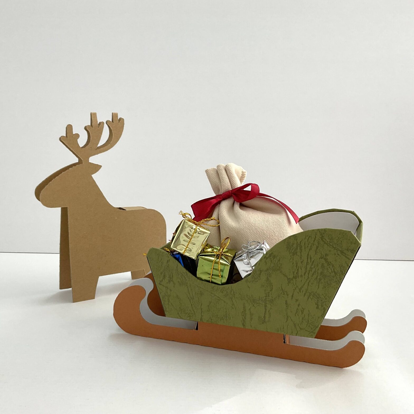 クリスマスに使えるソリの貼り箱　ギフトボックス