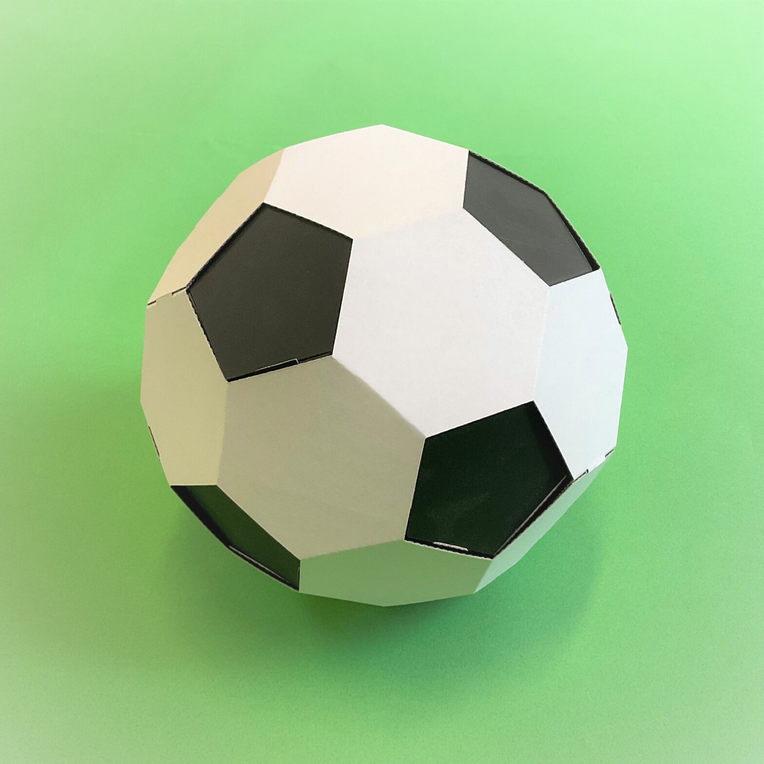 ダンボール製サッカーボール