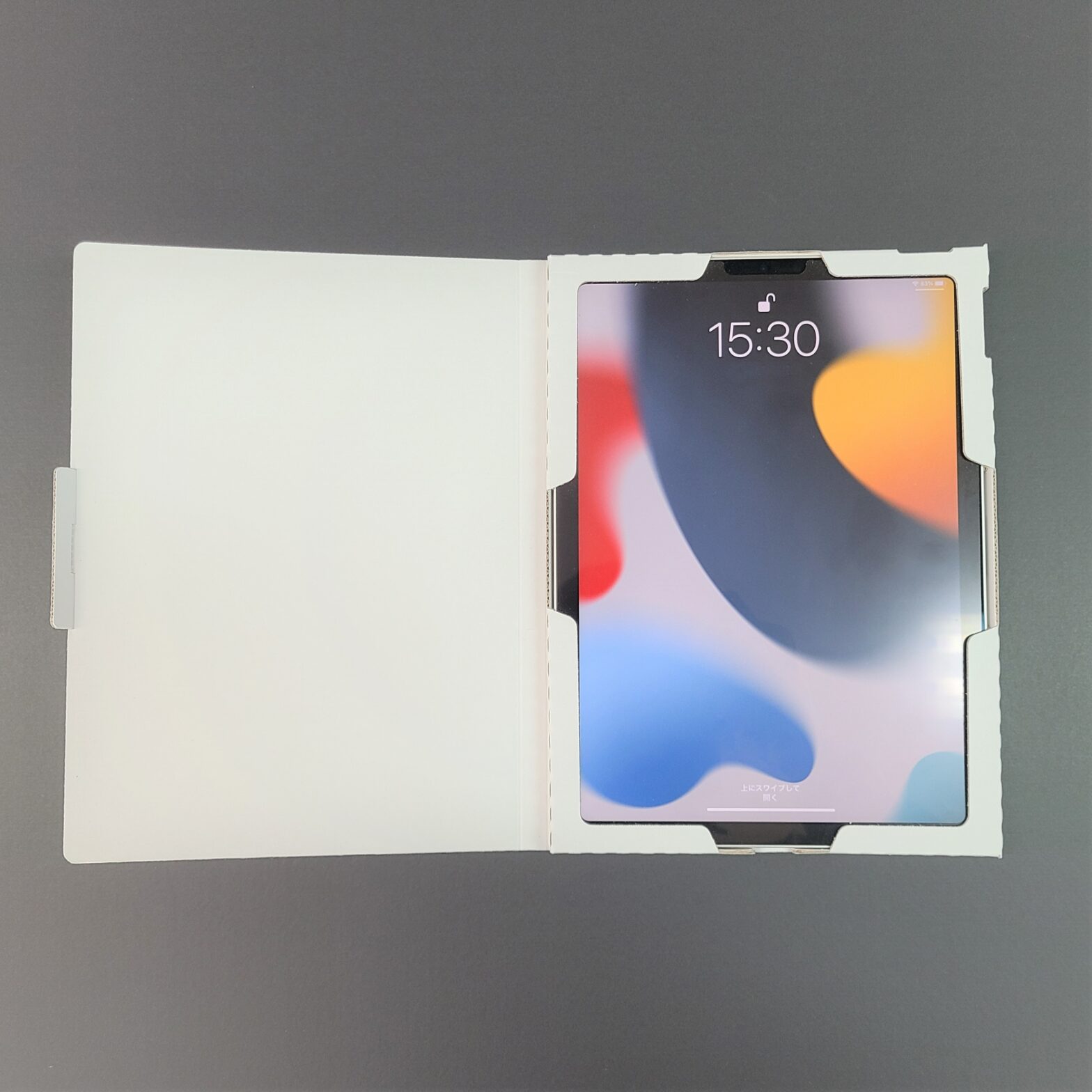 白い段ボール製タブレットケース