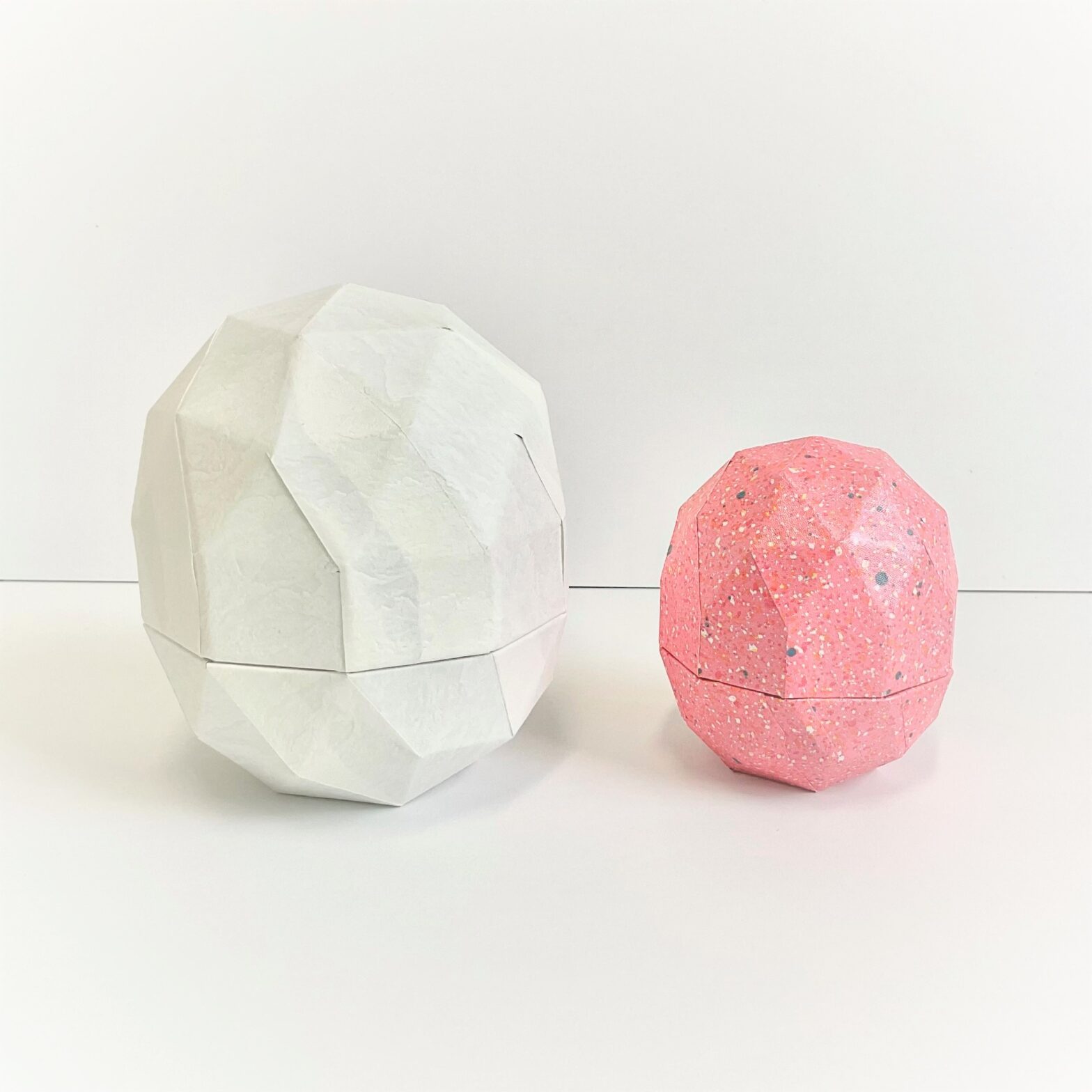 2つのタマゴ型の貼り箱　ギフトボックス