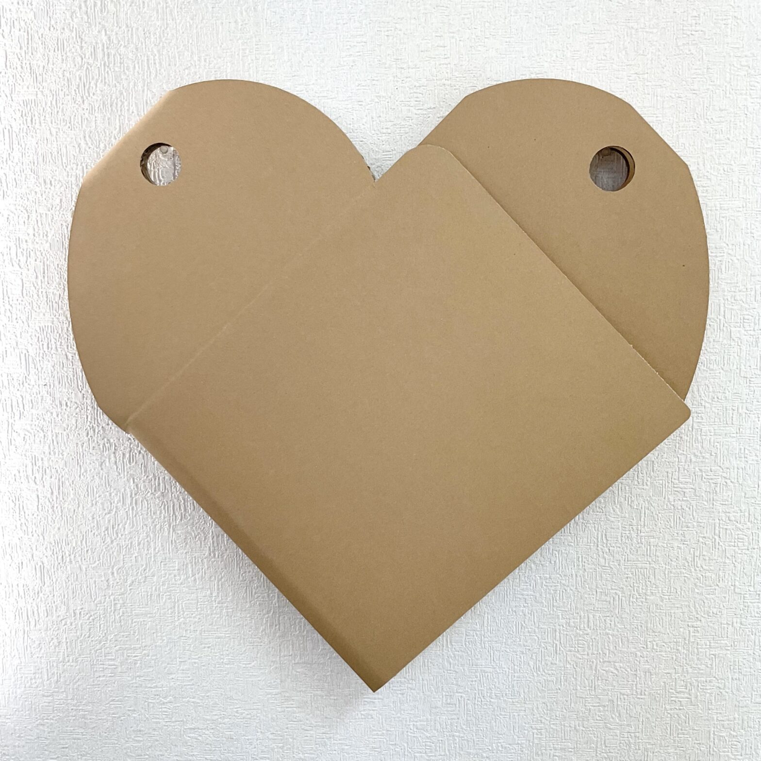 ダンボール製ハート形折りたたみ椅子