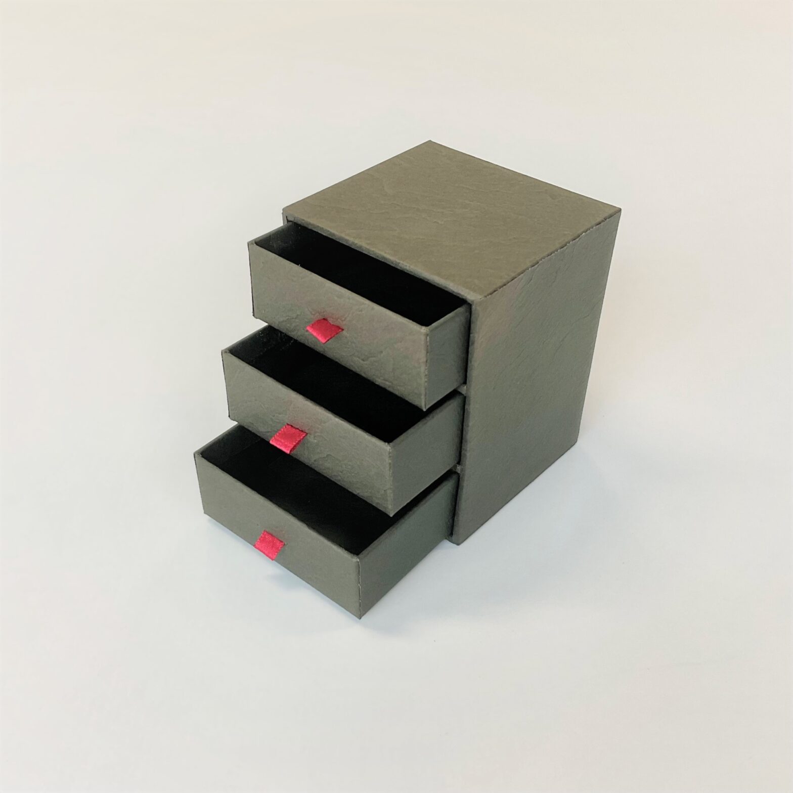 ３段の引き出しタンスのような貼り箱　ギフトボックス