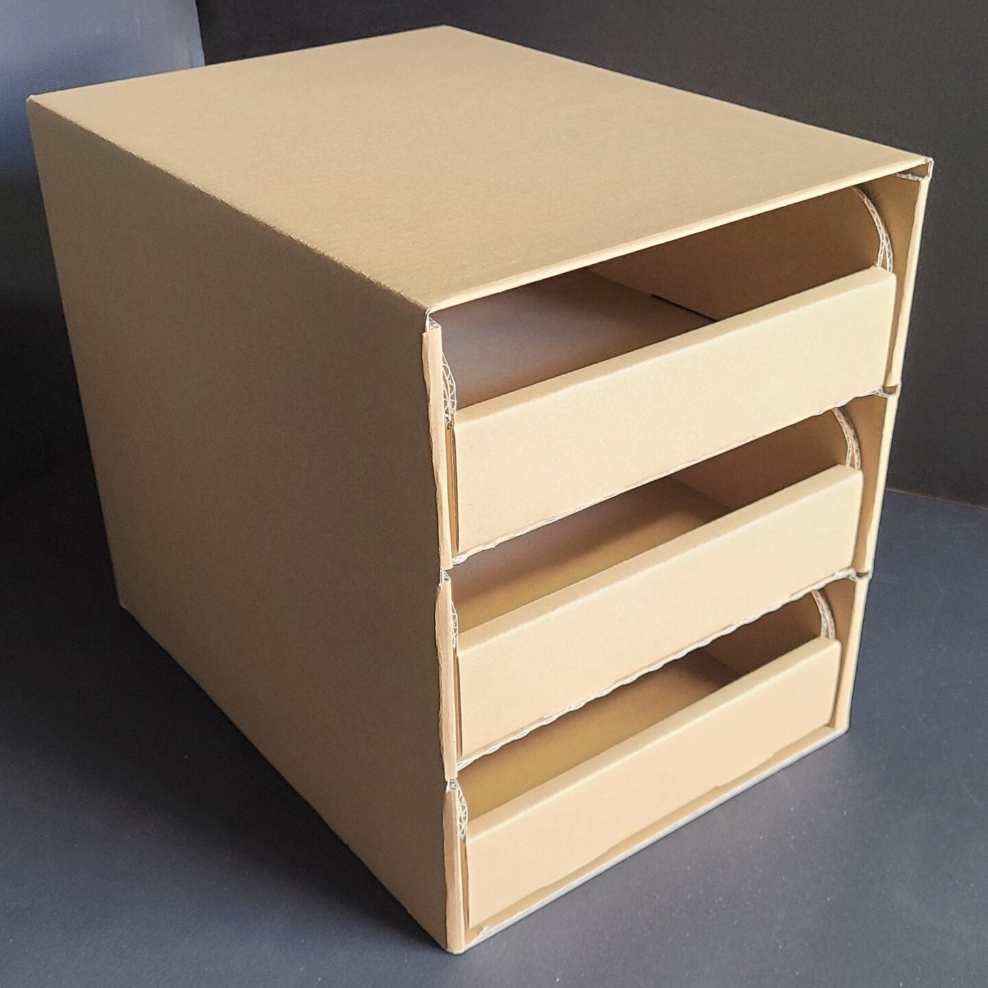 引き出しが抜け落ちないダンボール製書類棚